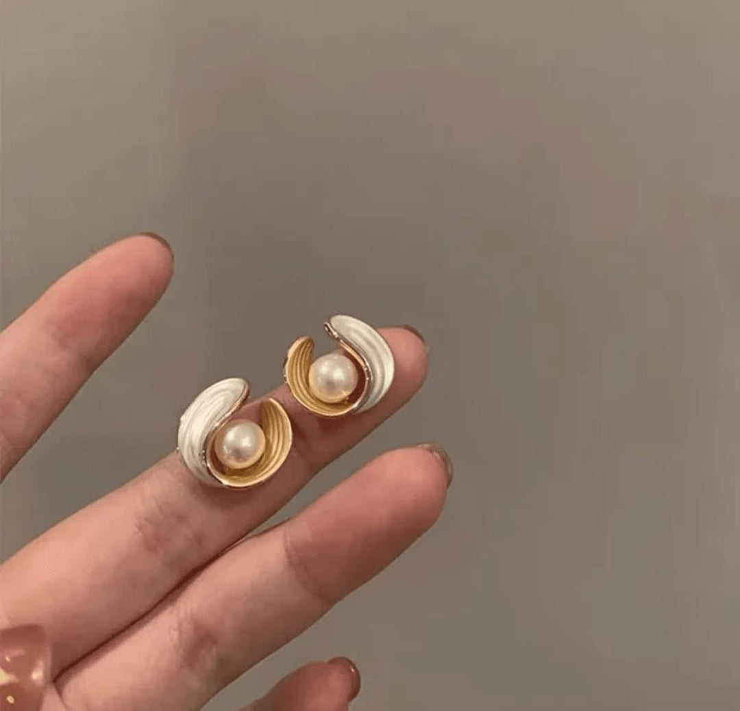 Crystal pearl stud earring