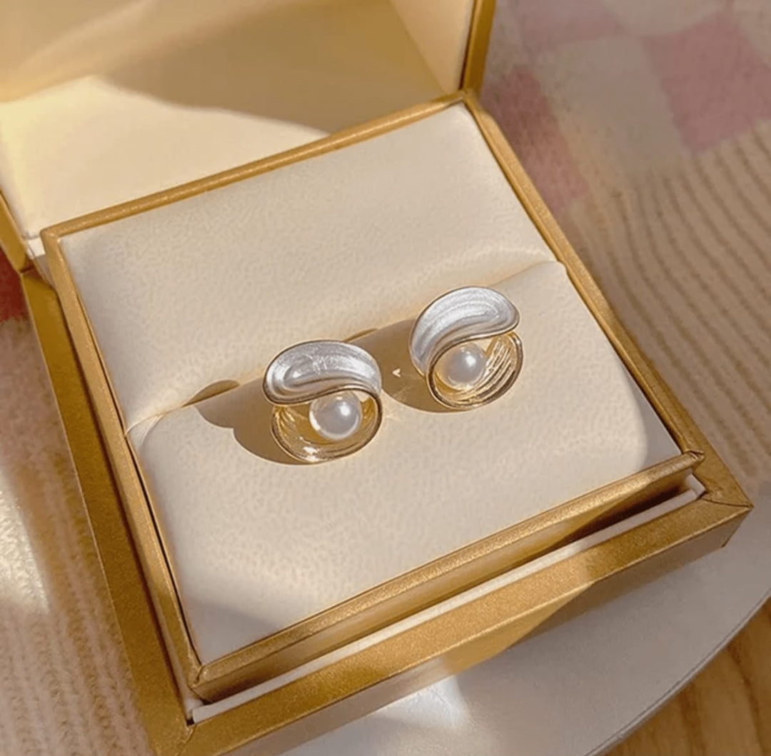 Crystal pearl stud earring