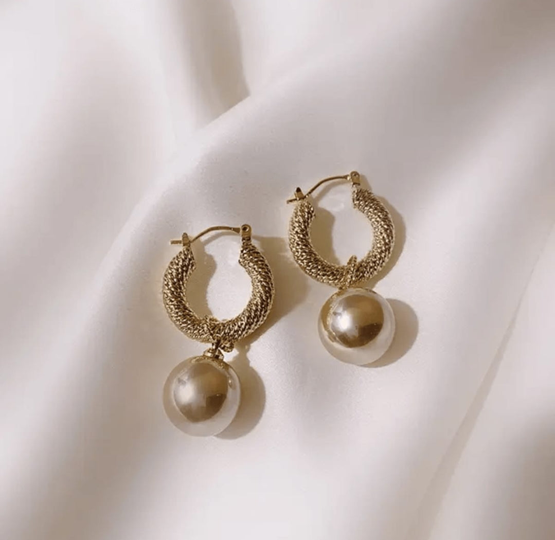 Gold plated round shaped pearl earring