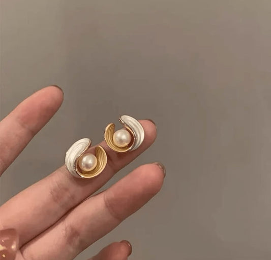 Crystal pearl stud earring