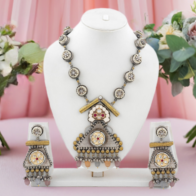 Vintage Glamour Traditional Nacklace
