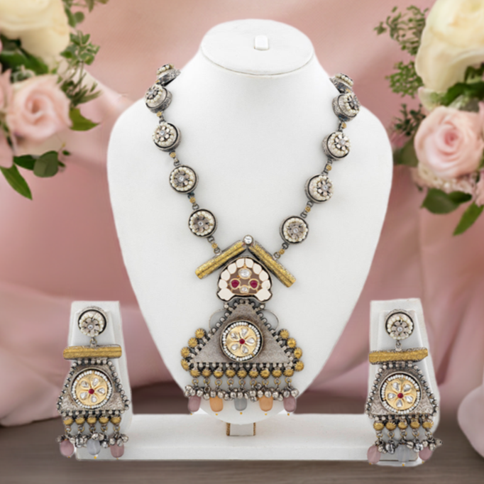 Vintage Glamour Traditional Nacklace
